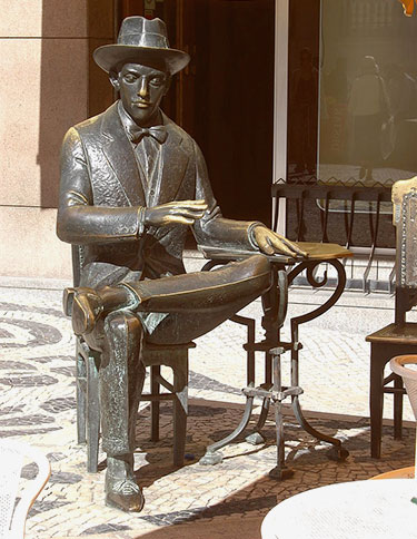 Lisbona La statua di Pessoa all'esterno del Caffè-Brasileira foto di Nol Aders