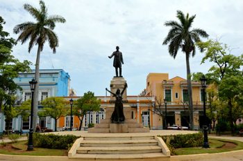 Treno rosso Matanzas parco della libertà