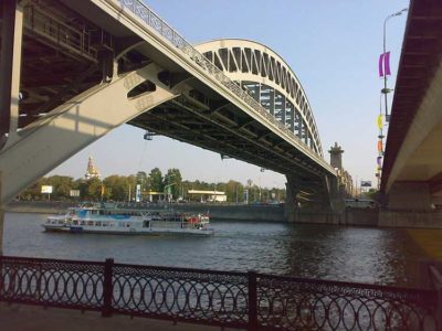 Passaggio sotto il ponte di Mosca - foto Denghu