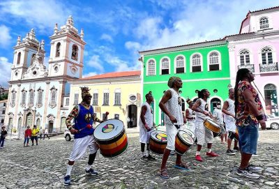 Il gruppo afro Olodum nella piazza a Bahia