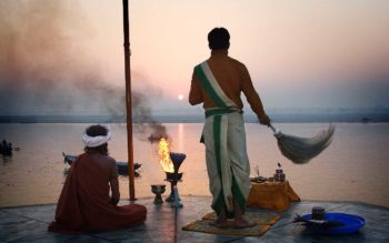 Varanasi Il saluto al Sole sul Gange-foto di Jorge Royan