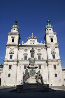 Salisburgo La facciata in marmo bianco della Cattedrale