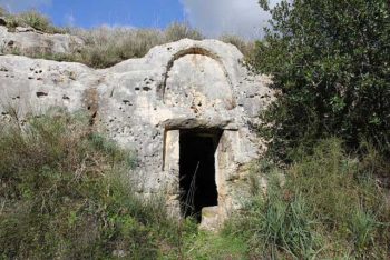 sassi Piccole grotte di carattere funerario foto di G. Careddu