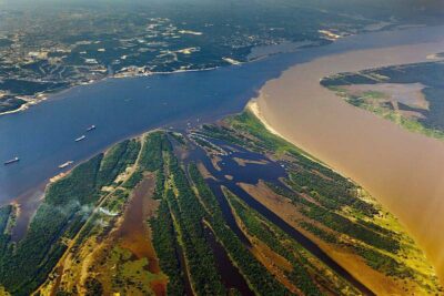 confluenza delle chiare acque del Rio delle Amazzoni con quelle del Rio Negrofoto Portal da Copa-Wikimedia