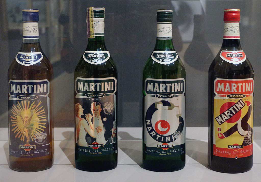 Bottiglie storiche Martini e Rossi,copyright Sailko