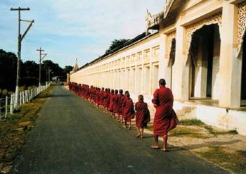 Birmania Monaci sulla strada foto di Samoano