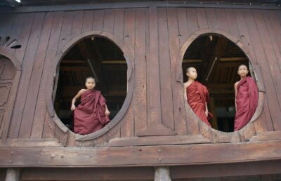 Birmania Alla finestra del monastero di Shwe Yaunghwe Kyaung