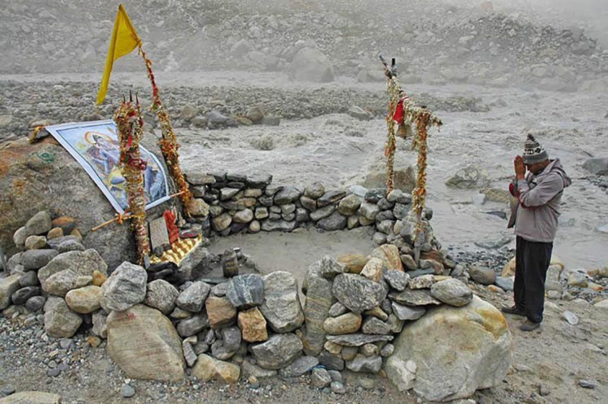 Preghiera presso le sorgenti del Gange