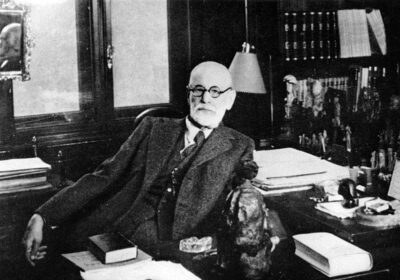 Sigmund Freud nel suo studio
