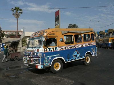 Il colorato bus del centro di Dakar