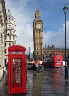 parrucchiere I tre simboli di Londra il Big Ben, una cabina telefonica rossa e un autobus a due piani.