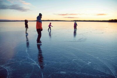 Pattini ai piedi sul lago foto Harri Tarvainen Ylläsjärvi_