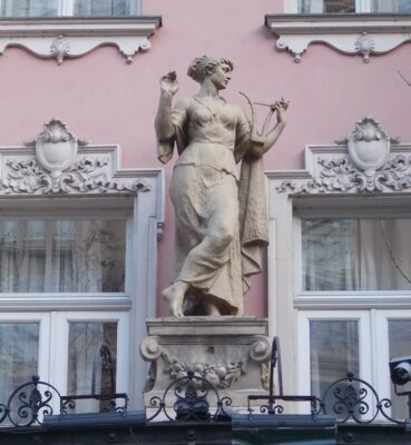 Una città all'insegna del liberty Statua di una donna con l'arpa di Károly Antal 