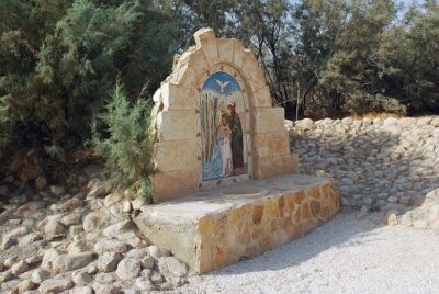 Acquasantiera contemporanea, con una rappresentazione del battesimo di Gesù di San Giovanni, sul sito del Battesimo in Giordania.