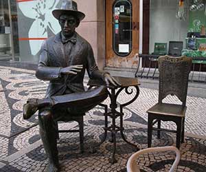 Lisbona La Statua di Pessoa (foto-di Shadowgate)