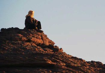 Tuareg osserva il tramonto sull'Akakus foto giomodica