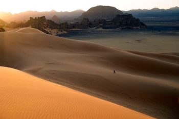Sulle dune del deserto foto Bashar Shglila