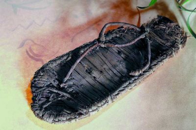 Sandalo egiziano in fibre di papiro. È la scarpa più antica del museo.