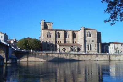 Romans La cattedrale di Saint Bernard sul fiume Isère ©Mbcmf217 