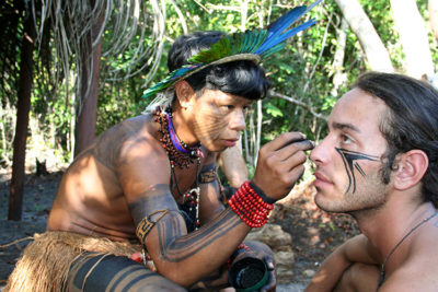 Indios Pataxò pitturano il corpo con colori naturali