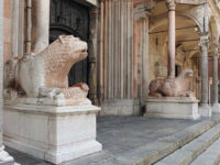 I leoni dell'ingresso principale del duomo di Cremona foto Sailko commons.wikimedia