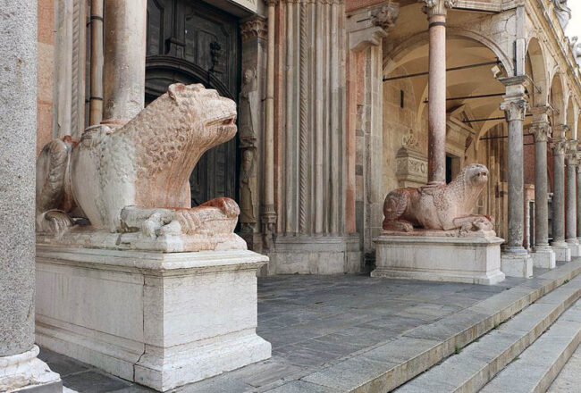I leoni dell'ingresso principale del duomo di Cremona foto Sailko commons.wikimedia