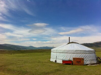 Mongolia Ger, le tende bianche a pianta circolare-foto di David Mark da Pixabay