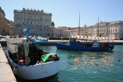 Trieste Barche di pescatori di fronte al palazzo del Governo. A destra si intravedono gli altri palazzi di piazza Unità