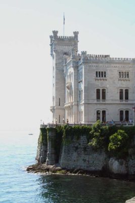 Trieste Mìramar, castello da favola triste, che tuttavia trasmette serenità con il suo bianco candore