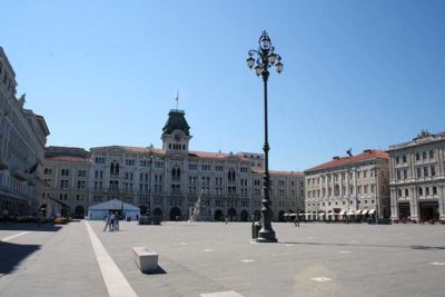 Una vista, parziale, di piazza Unità a cui fa da sfondo il palazzo del Municipio