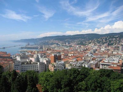 Trieste "In alto quatro nuvoli, de soto un fià de mar: xé el quadro più magnifico che mai se pol sognar"