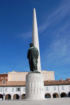 Lugo centro monumento a F. Baracca