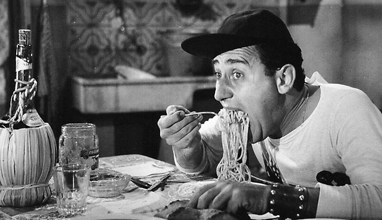 spaghetti Alberto Sordi in una scena del Film "Un americano a Roma (1954)"