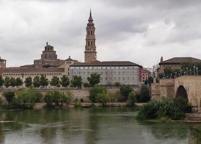 La basilica del Pilar che si affaccia sull’Ebro