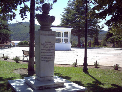 Busto dedicato a Giovanni Pastene nella piazza del paese