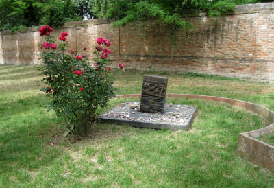 Tomba di-Giorgio Bassani Ferrara