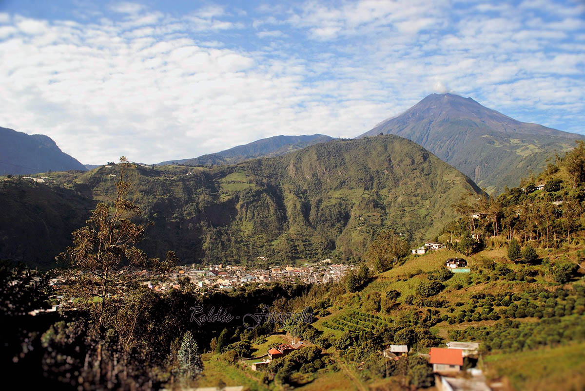 La vallata che ospita Baños