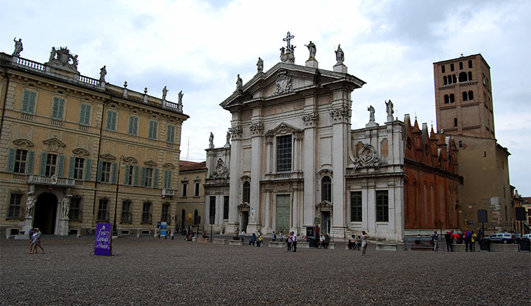Vasi Sacri Mantova-piazza-Sordello-col-Duomo