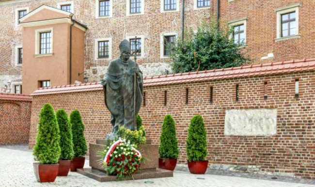 La statua di Papa Wojtila a Cracovia