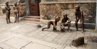 La scultura di Péter Szanyi ispirata al romanzo "I ragazzi della Via Pal" dello dello scrittore ungherese Ferenc Molnar