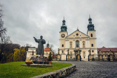 Cracovia Kalwaria Zebrzydowska con la statua di Papa Giovanni Paolo II