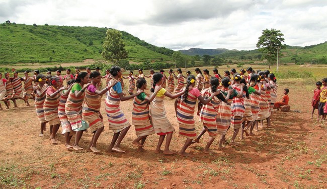 Kendoguda, gruppo di ragazze improvvisano una 'densa', danza