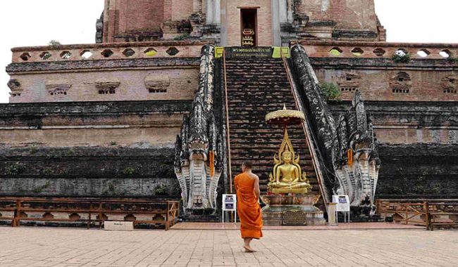 Thalinadia monaco-buddista davanti al tempio