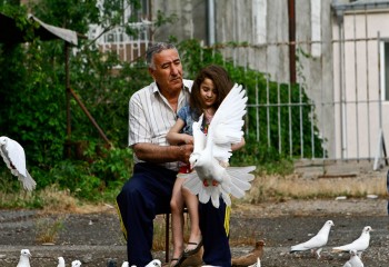 Armenia, bambina gioca con le colombe (ph. Mario Negri © Mondointasca.it)