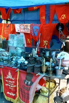 Armenia, mercatino di oggetti della ex URSS (ph. Mario Negri © Mondointasca.it)