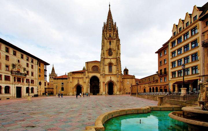 Oviedo piazza e cattedrale