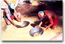 Yanomani Garimpeiros setacciano il fango in cerca dell'oro