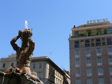 Angeli e demoni La fontana del Tritone e l'Hotel Bernini Bristol (foto di Luisa Mosello)