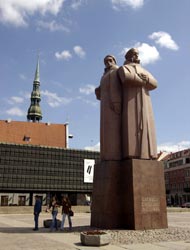 Riga La statua dei Fucilieri Lettoni davanti al Museo dell'Occupazione (Foto:G. Capponago Del Monte)
