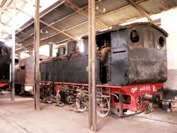 Le vecchie locomotive italiane parcheggiate alla stazione di Asmara